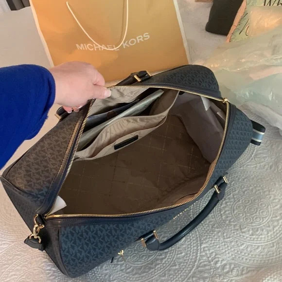 ❌SOLD❌ Authentic Michael Kors duffle bag - Picture 13 of 17